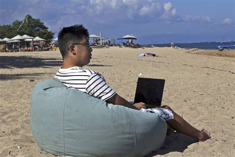 Young Chinese opt out of the rat race and pressures at home to pursue global nomad lifestyle
